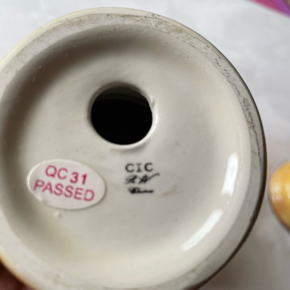 CIC Vintage Country Salt & Pepper Pottery Shakers - Picture 8 of 9